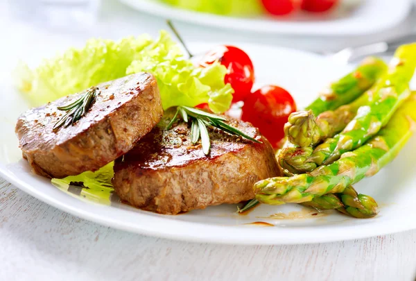 Steak de boeuf grillé avec asperges et tomates cerises — Photo