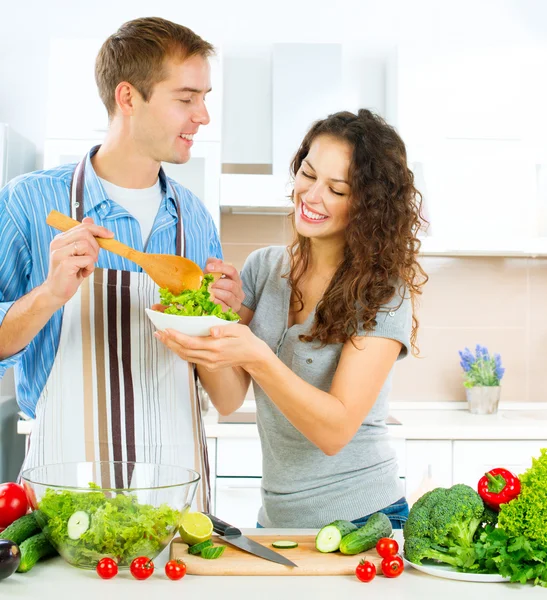 Pareja feliz cocinando juntos. Dieta. Comida saludable —  Fotos de Stock