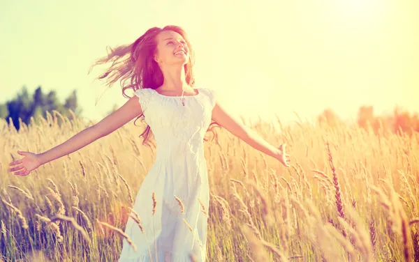 Девочки-подростки на свежем воздухе наслаждаются природой — стоковое фото