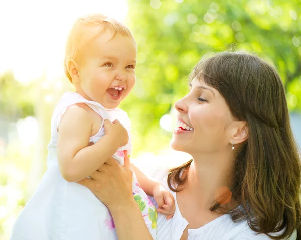 Mãe bonita e bebê ao ar livre. Natureza — Fotografia de Stock