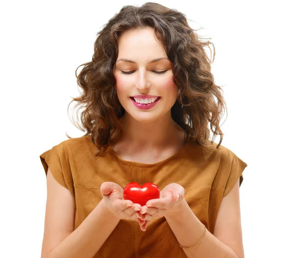 Krása mladá žena s valentine srdce v ruce — Stock fotografie