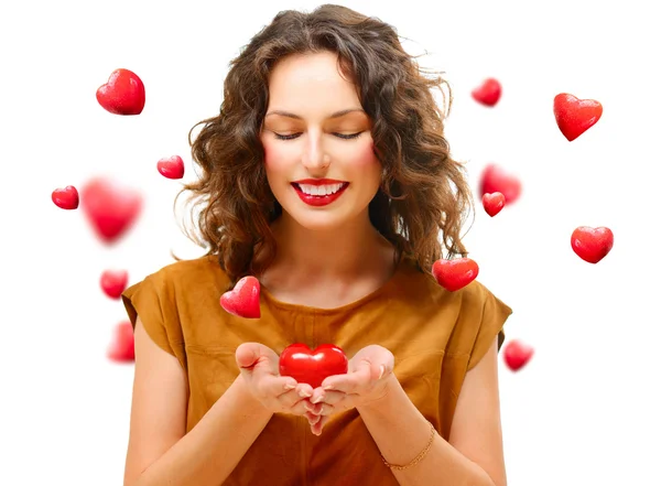 Skönhet ung kvinna med valentine hjärta i hennes händer — Stockfoto