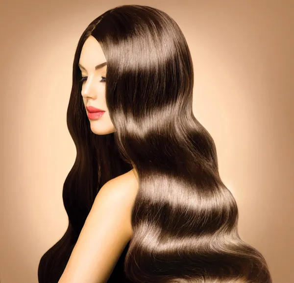 Девушка модель красоты с длинными здоровыми волнистыми волосами и идеальным макияжем — стоковое фото