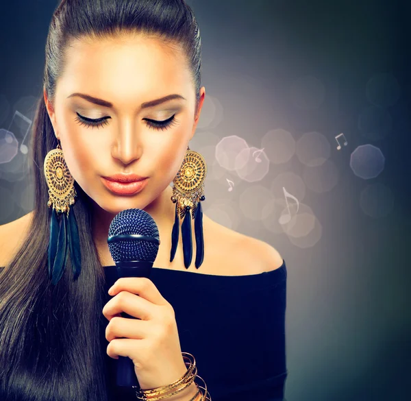 Bella ragazza che canta. Bellezza Donna con Microfono — Foto Stock