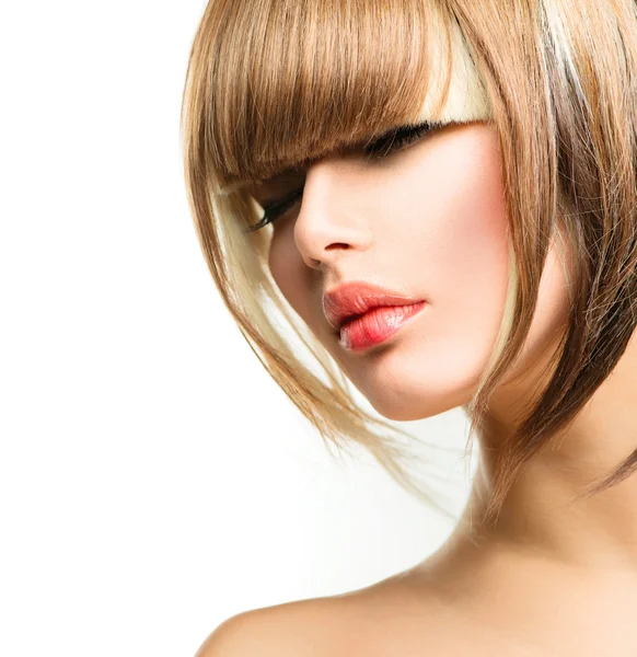 Penteado de mulher de moda bonita para cabelo curto. Corte de cabelo franja — Fotografia de Stock