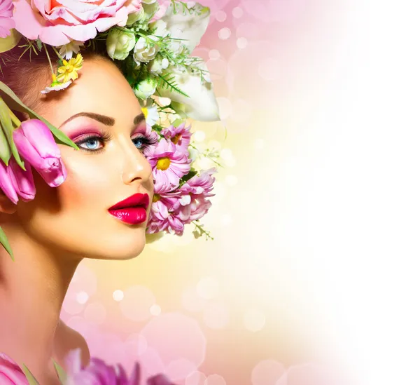 Bellezza primavera ragazza con fiori capelli stile — Foto Stock