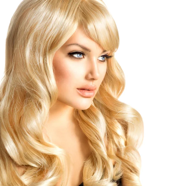 Beauty blonde vrouw. mooi meisje met lang krullend blond haar — Stockfoto