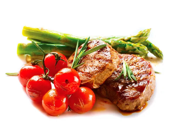 Grillsteak. Grill gegrilltes Rindersteak Fleisch mit Gemüse — Stockfoto
