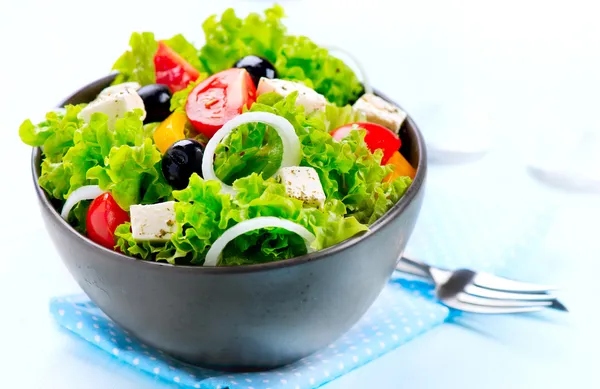 Mittelmeersalat. griechischer Salat isoliert auf weißem Hintergrund — Stockfoto