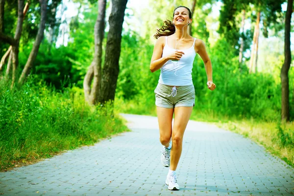 Donna in corsa. Allenamento all'aperto in un parco — Foto Stock