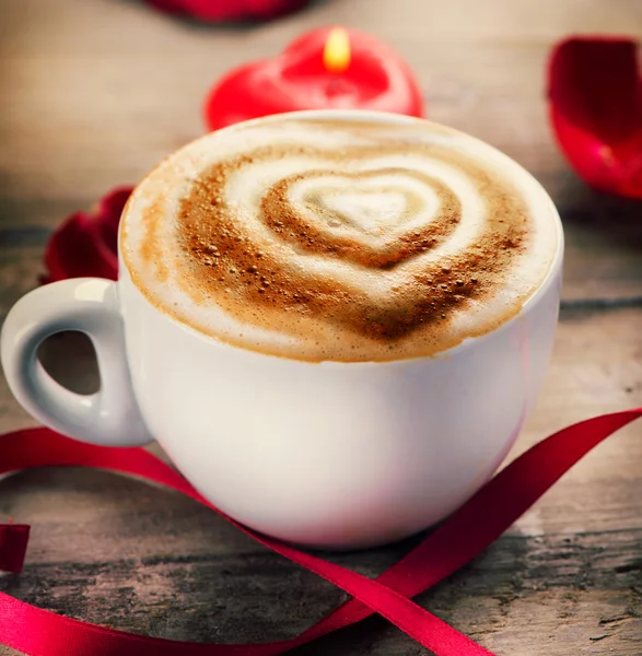 バレンタインの日コーヒーまたはカプチーノの泡の心を — ストック写真