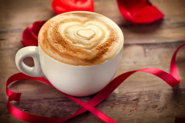 Aftelkalender voor Valentijnsdag koffie of cappuccino met hart van schuim — Stockfoto