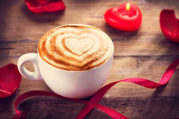 Valentine's Day Coffe or Cappuccino with heart on foam — Stock Photo, Image