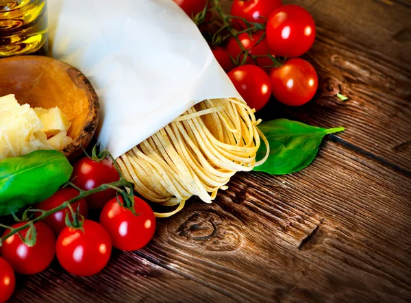 Pasta. Italian Homemade Spaghetti with Parmesan and tomatoes — Stock Photo, Image