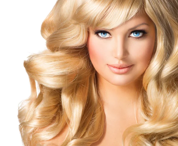 Blonďatá žena portrét. krásná dívka s dlouhými kudrnatými vlasy blond — Stock fotografie