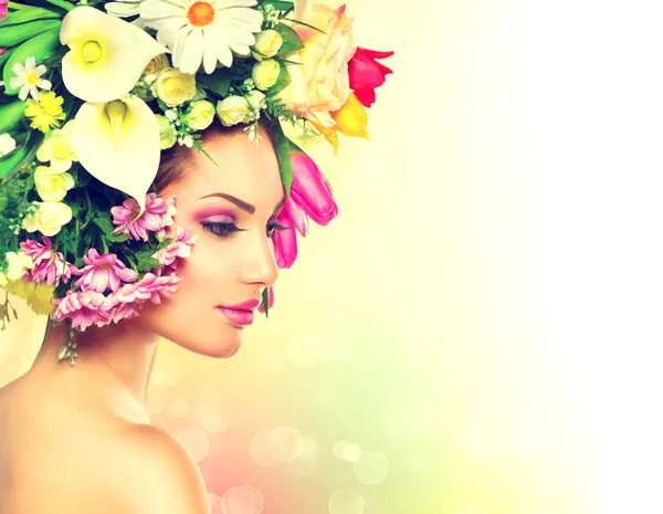 Menina Primavera beleza com flores Estilo de cabelo — Fotografia de Stock