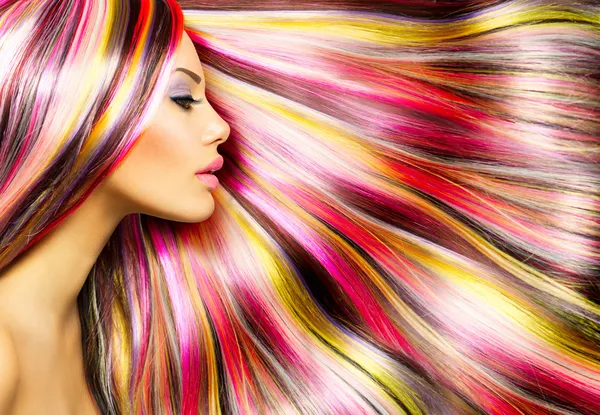 Bellezza moda modella ragazza con colorato tinto capelli — Foto Stock