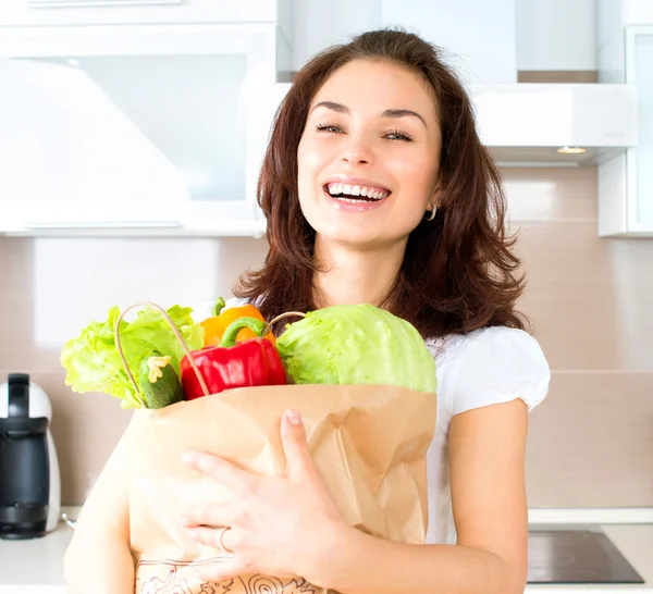 Mujer joven feliz con verduras en bolsa de compras. Concepto de dieta —  Fotos de Stock