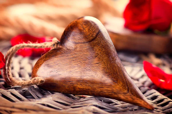 Ημέρα του Αγίου Βαλεντίνου. ξύλινη καρδιά πέρα από το ξύλινο υπόβαθρο — Φωτογραφία Αρχείου