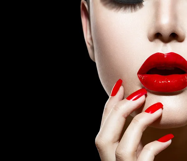 Rote sexy Lippen und Nägel Nahaufnahme. Maniküre und Make-up — Stockfoto