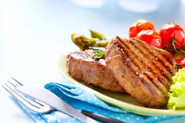 Steak. gegrilltes Rindersteak Fleisch mit Gemüse — Stockfoto