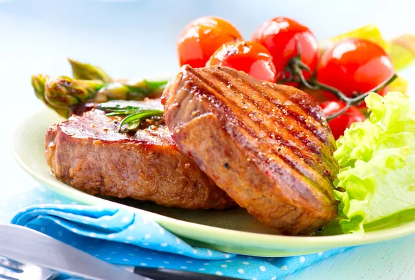 Un steak. Viande de bœuf grillée aux légumes Photo De Stock