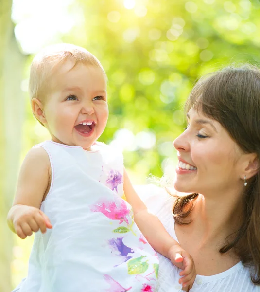 Schöne Mutter und Baby im Freien. Natur Stockbild