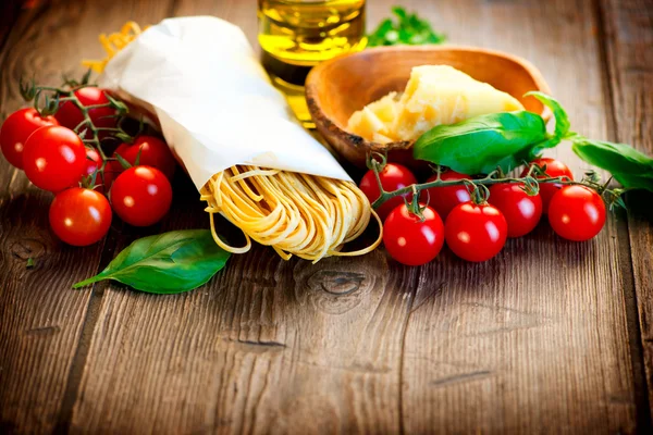 Паста. Итальянские домашние спагетти с пармезаном и помидорами Стоковое Изображение