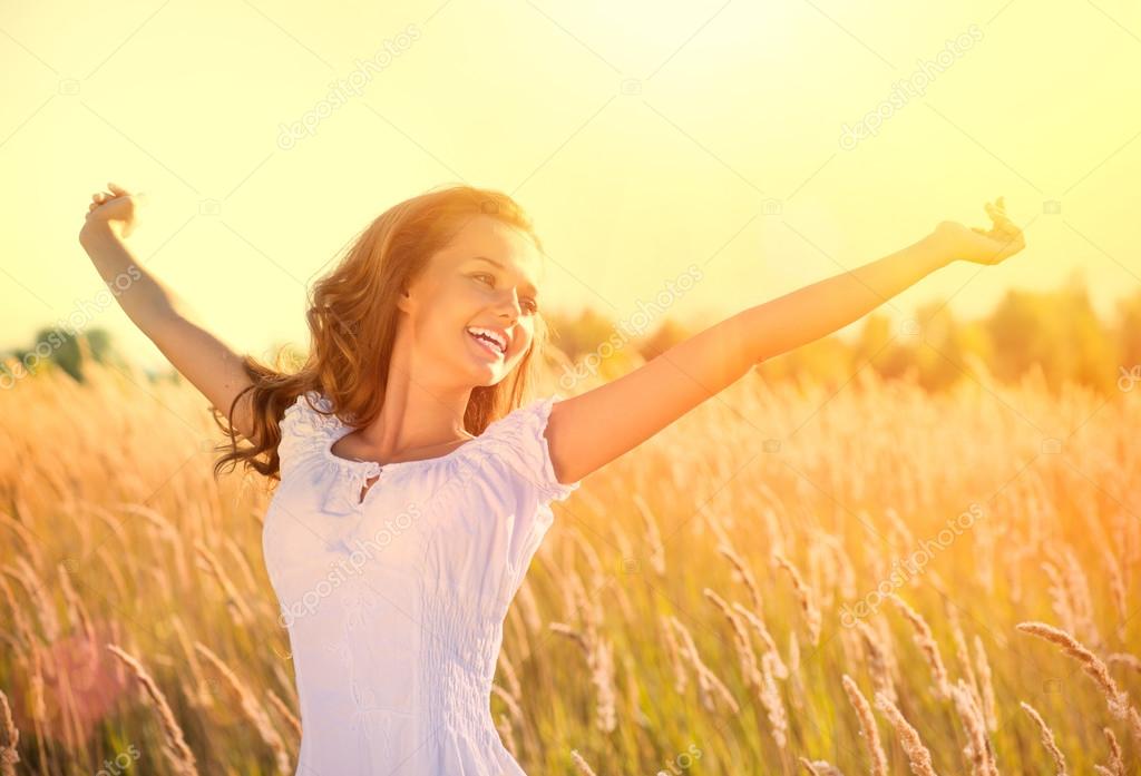 счастливая девушка. девушка на пробежке. предложение мужчине. девушка в прыжке. предложения свободных девушек.