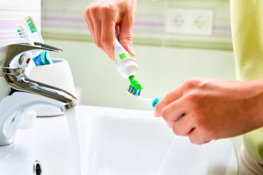 diş fırçalama. banyo