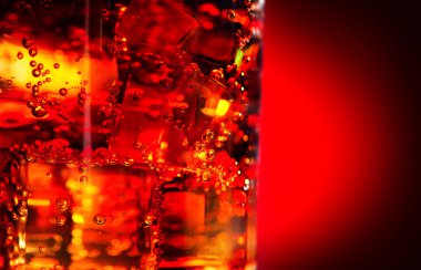 Buzlu kola ve camda kabarcıklar.