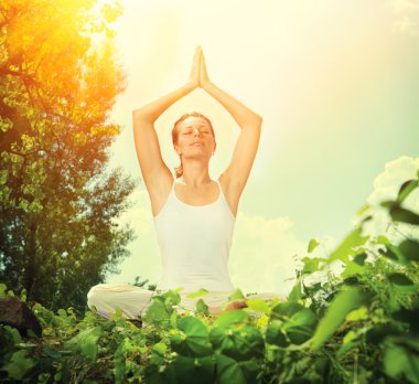 Yoga yapan genç bir kadın.