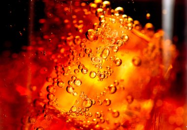 Buzlu kola ve camda kabarcıklar.