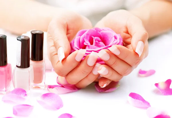 Manos de mujer con manicura — Foto de Stock