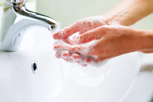 Hände mit Seife waschen. — Stockfoto