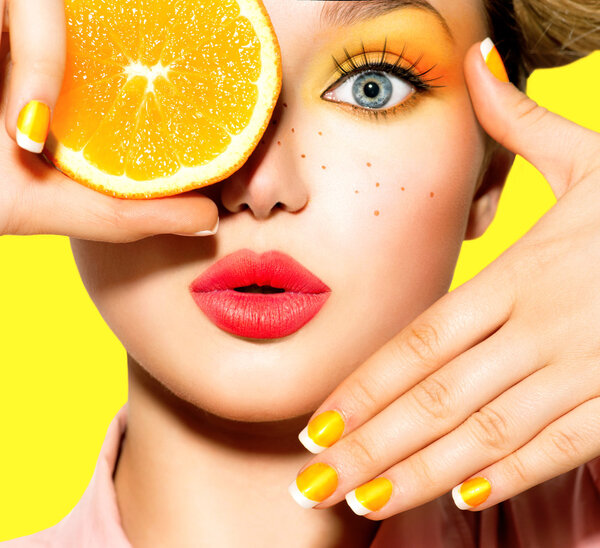 Подросток с веснушками
