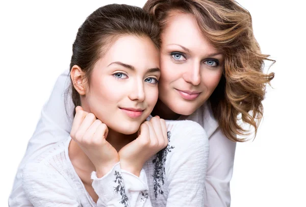 Mother and smiling teenage daughter — Stock Photo, Image