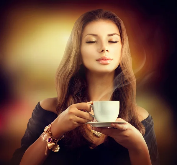 Chica con la taza de té — Foto de Stock