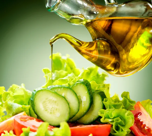 Ensalada de verduras con aceite de oliva —  Fotos de Stock