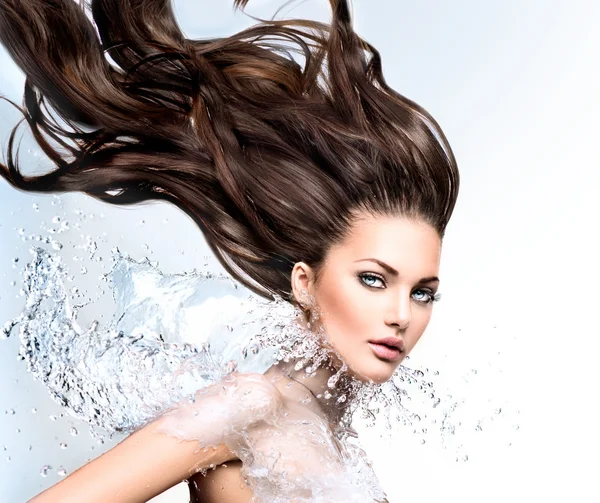 Modelo con salpicadura de agua y cabello largo —  Fotos de Stock