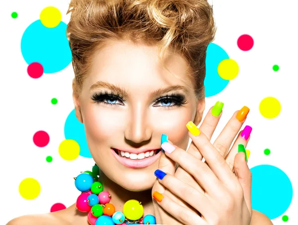 Mädchen mit buntem Make-up, Nagellack — Stockfoto