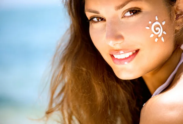 Girl Applying Sun Tan Cream on Face. — Stock Photo, Image