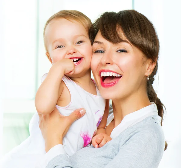 Mãe e bebê em casa — Fotografia de Stock