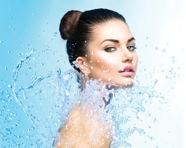 Chica bajo salpicadura de agua — Foto de Stock