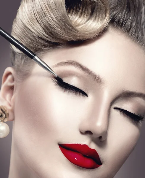 Vintage style make-up applying closeup. — Stock Photo, Image