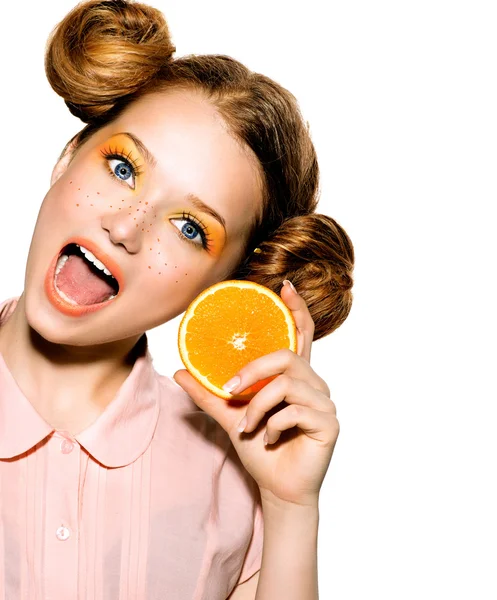 Μοντέλο κορίτσι με ζουμερό πορτοκάλι. — Φωτογραφία Αρχείου