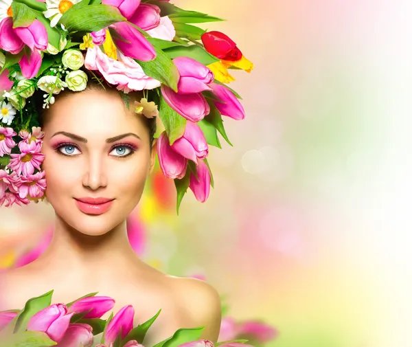 Modelo chica con flores de colores peinado — Foto de Stock