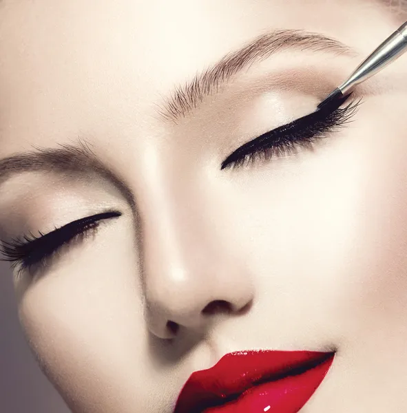 Trucco Applicando primo piano. Eyeliner — Foto Stock