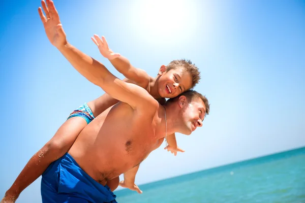 Padre e hijo divirtiéndose en la playa. —  Fotos de Stock