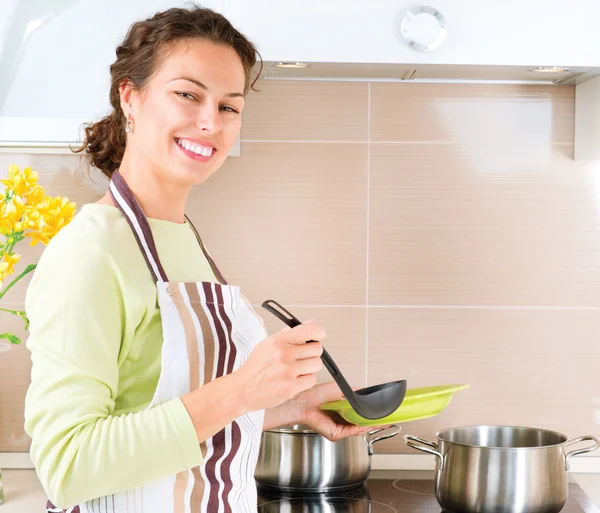 Junge Frau kocht gesunde Lebensmittel — Stockfoto